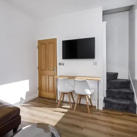 4 Bedroom House Close To Walmgate Bar Sleeps 7 *