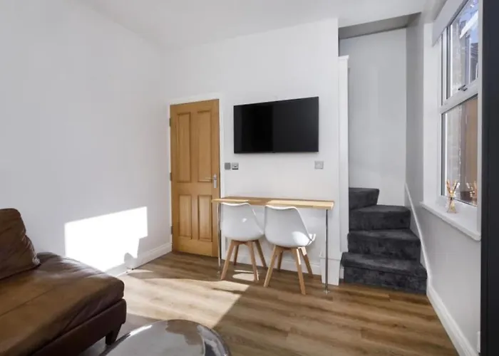 4 Bedroom House Close To Walmgate Bar Sleeps 7 *