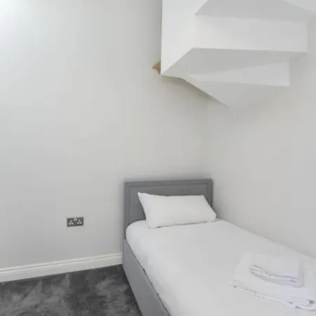 בית נופש 4 Bedroom House Close To Walmgate Bar Sleeps 7 *