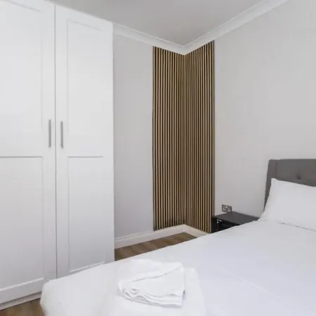 4 Bedroom House Close To Walmgate Bar Sleeps 7 בית נופש